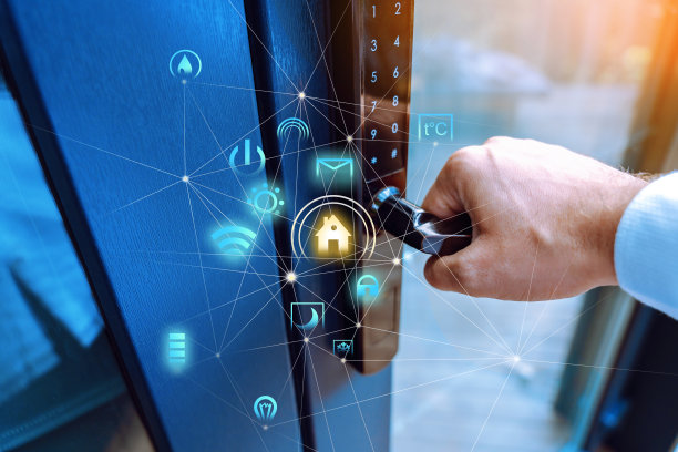 智能家居概念。男性手握无钥匙智能锁手柄。无钥匙进入家中。智能家居自动化概念，照片上方有未来主义的图标。图片下载