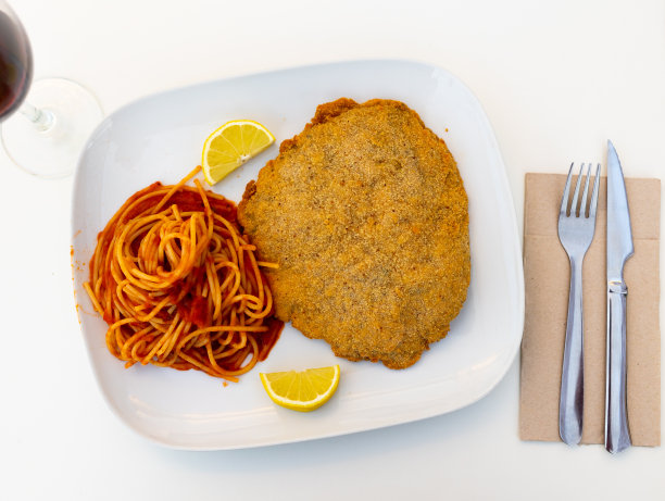 米兰猪肉配番茄酱意面图片下载