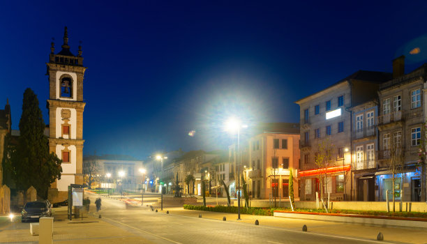 晚上卡瓦略阿劳霍大街，维拉雷亚尔，葡萄牙图片下载