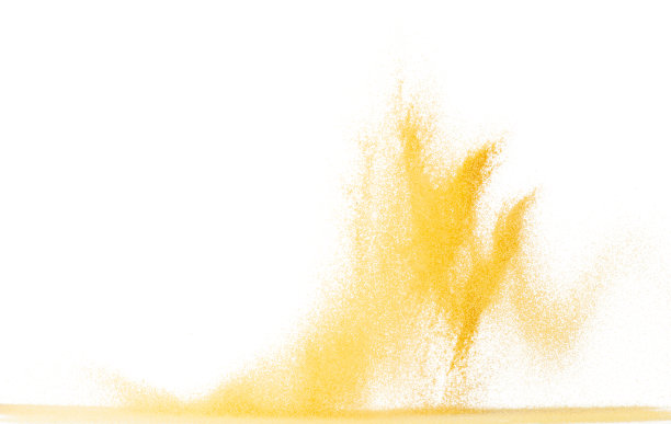 小尺寸黄沙飞扬爆炸，金干酪沙粒波爆炸。抽象的云飞。黄色的沙子飞溅在空中。白色背景隔离高速快门，投掷图片下载