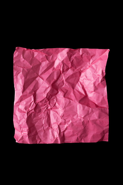 粉红色皱纸在黑色背景。纹理、背景图片下载