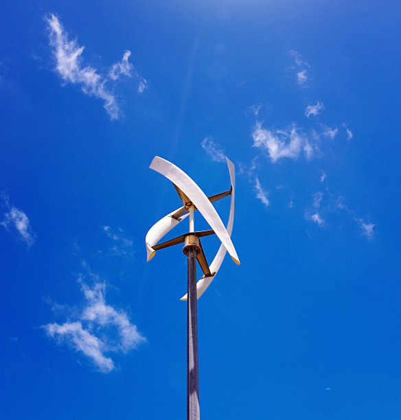 风力涡轮机与不同寻常的叶片对抗蓝色的夏季天空与轻云图片下载