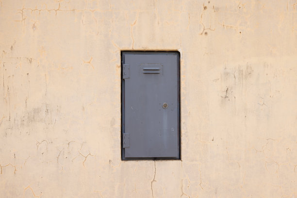 旧混凝土墙上的灰色小门图片下载