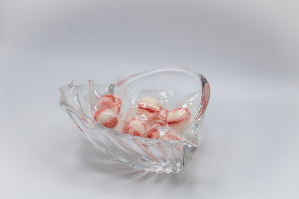 装有薄荷糖的心形水晶小碗图片下载