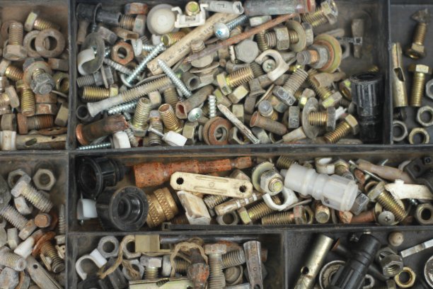 从上面看，储物箱里有很多螺栓图片下载