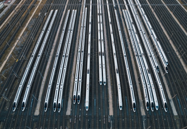 高速列车停在铁路上的航拍图片下载