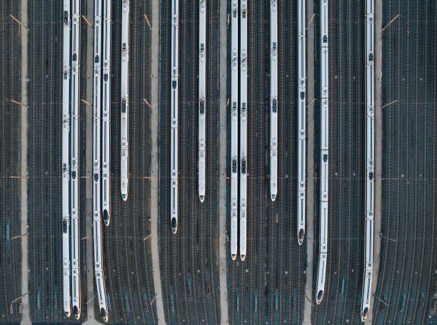 高速列车停在铁路上的航拍图片下载