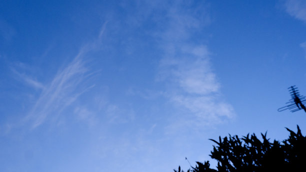 不同的云在不同的天气和时间图片下载