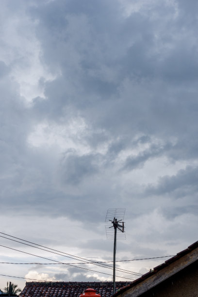 不同的云在不同的天气和时间图片下载