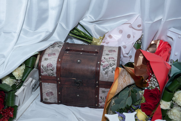 在罗马尼亚的婚礼上为钱准备的箱子图片下载