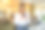 一名白人女商人微笑着站在餐厅看手机企业家经理现代概念图片下载