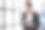 迷人的亚洲女商人在办公室检查智能手机上的工作时间表。图片下载