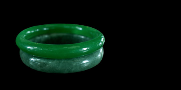 真玉是用青玉装饰的金项链。图片下载