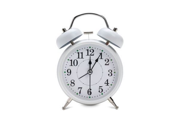 白色闹钟在一个白色孤立的背景图片下载