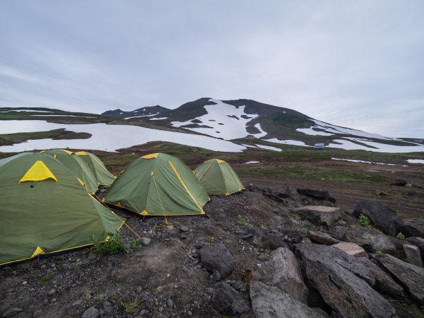堪察加半岛山坡上的绿色旅游帐篷。俄罗斯夏季旅游活跃。图片下载