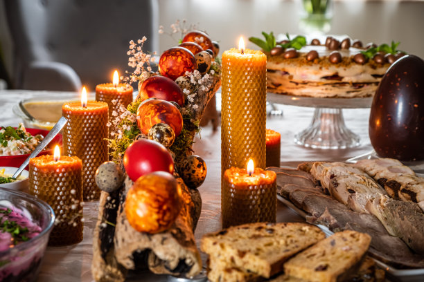 复活节盛宴，复活节彩蛋和蜡烛在节日的桌子上图片下载