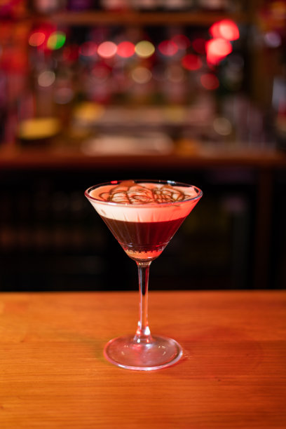 在高街酒吧或餐厅的吧台上制作的新鲜鸡尾酒图片下载