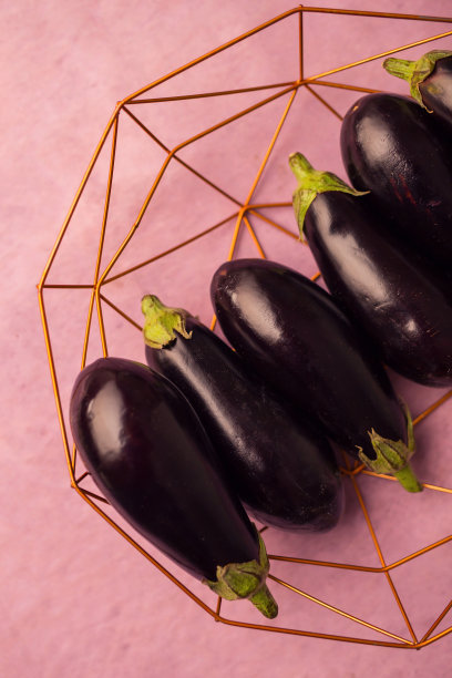 铁碗里的茄子特写图片下载