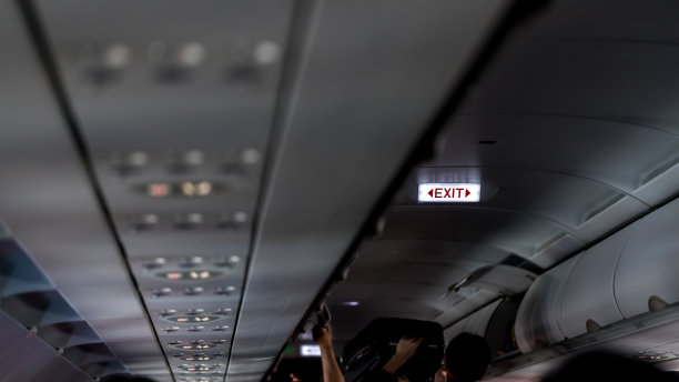 客机的出口标志。飞机上的紧急出口标志。飞机出口标志图片下载