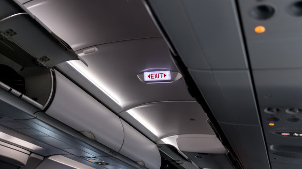 客机的出口标志。飞机上的紧急出口标志。飞机出口标志图片下载
