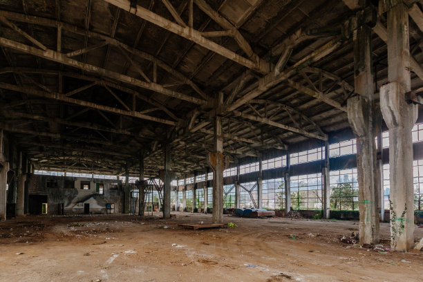 旧破空废弃的工业建筑内部图片下载