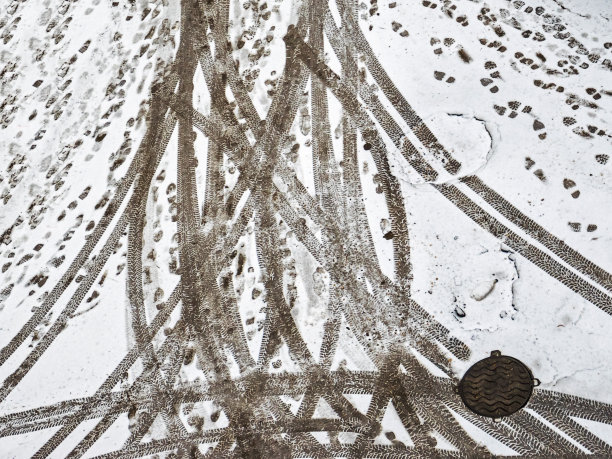 雪地里的脚印图片下载