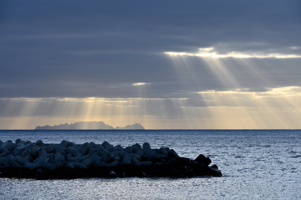 太阳光线穿过云层图片下载