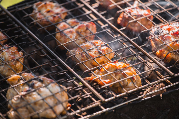 烤架上的炸鸡图片下载