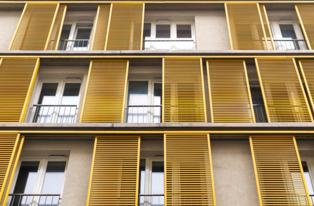 布达佩斯老城区中心，一座带有黄色百叶窗的建筑的窗户图片下载