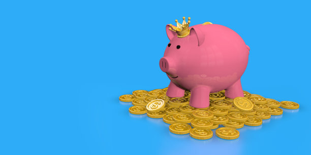 粉红色的陶瓷储蓄罐，头上戴着皇冠，站在一堆金币上，闪闪发光的蓝色表面。三维演示图片下载