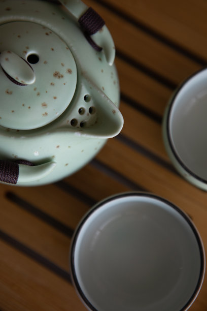 竹席上的亚洲茶具，特写。图片下载