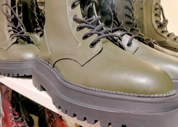 绿色靴型鞋的细节。
把更多的靴子类型的鞋子放在架子上图片下载