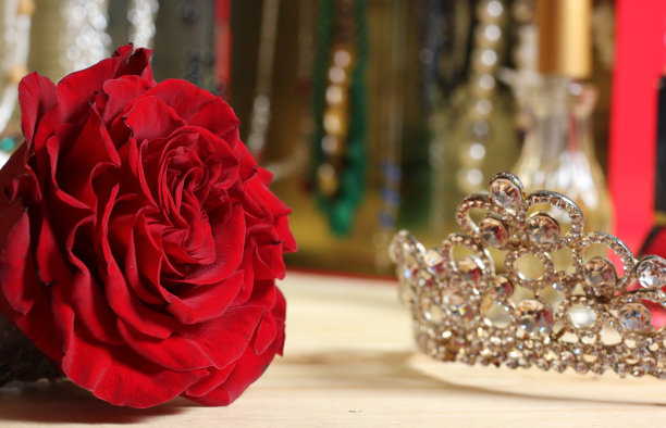 玫瑰和皇冠与香水和珠宝的背景图片下载