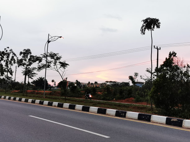 下午荒凉的高速公路图片下载