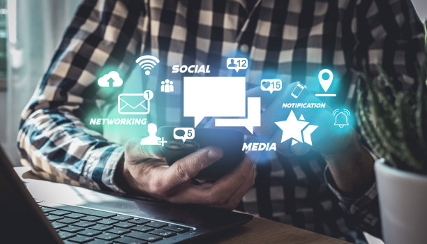 商业网络传播概念，人们手握智能手机在网络空间技术上进行数字社交媒体连接，在手机设备上用情感图标展示移动网络营销图片下载