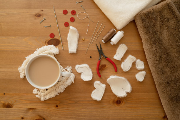 制作毛皮玩具的材料在桌子上，俯视图图片下载