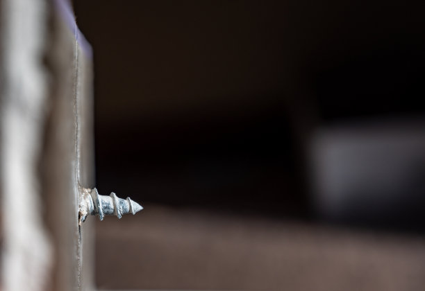 石膏板安装锚和螺钉的侧面视图图片下载