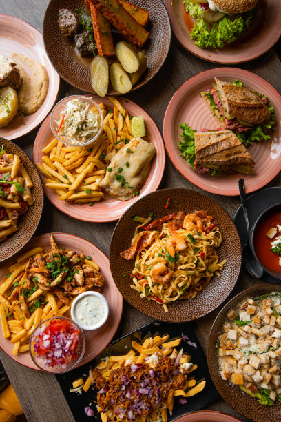 咖啡桌上各种食物的垂直照片。意大利、美国的食品主要是垃圾食品和休闲食品。俯视图，全帧图片下载