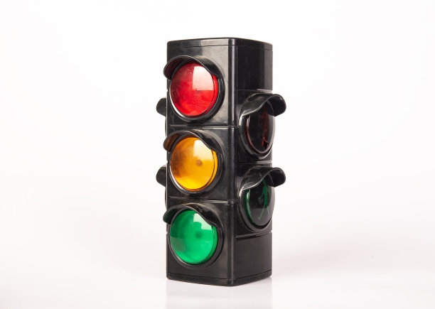 白色横幅上孤立的交通信号灯图片下载