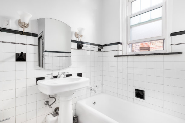 一间有瓷砖墙和基座式水槽的浴室。图片下载