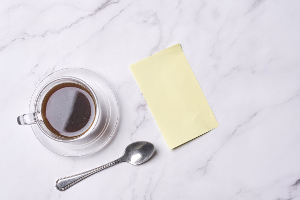 一杯咖啡和一张黄纸图片下载