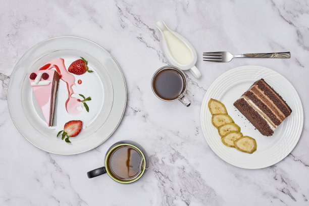 桌上摆满了蛋糕和其他甜点的桌子图片下载