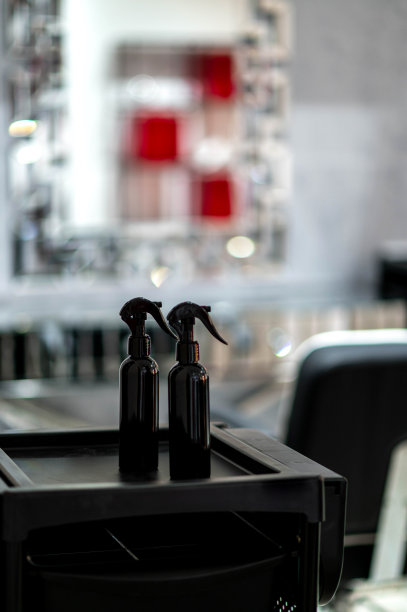 美容院中的黑色喷雾瓶图片下载