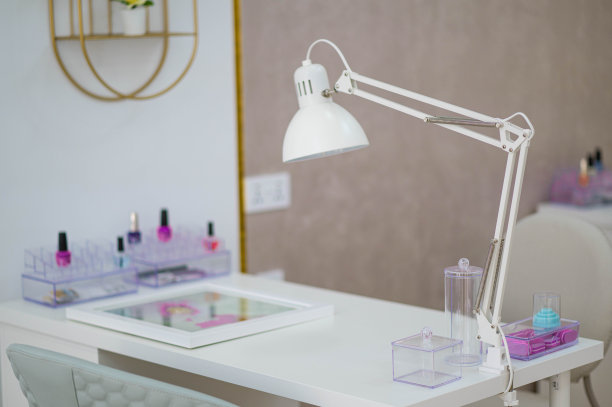 美容院内设有两个美甲工位的房间，现代美甲沙龙图片下载