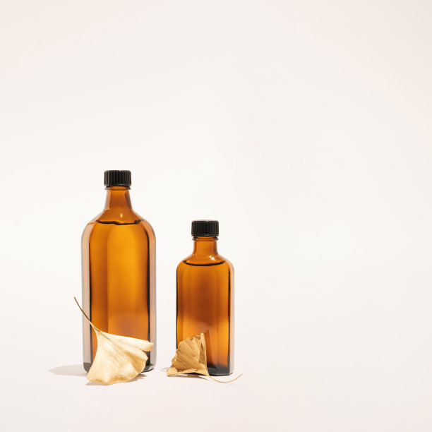 银杏精华提取物装瓶，金黄色叶子。最少的中性草药或天然药物。银杏叶。图片下载