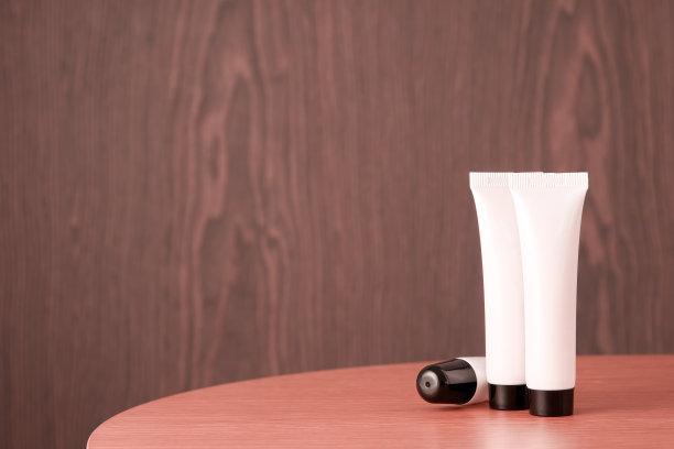 白色化妆品塑料瓶，桌子上有标签文字的空余空间图片下载