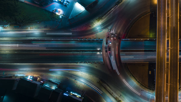 高速公路俯视图，是道路交通的重要基础设施，汽车交通运输高于路口道路图片下载