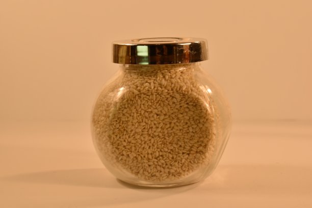 白色背景上有一罐芝麻图片下载