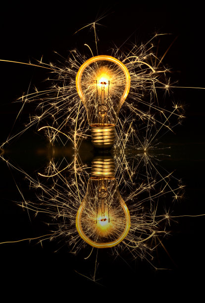 灯泡在黑暗中闪闪发光图片下载