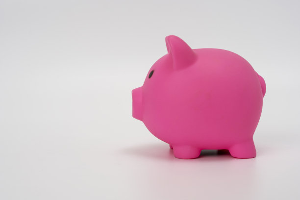 白色背景上的粉色存钱罐。象征节约图片下载